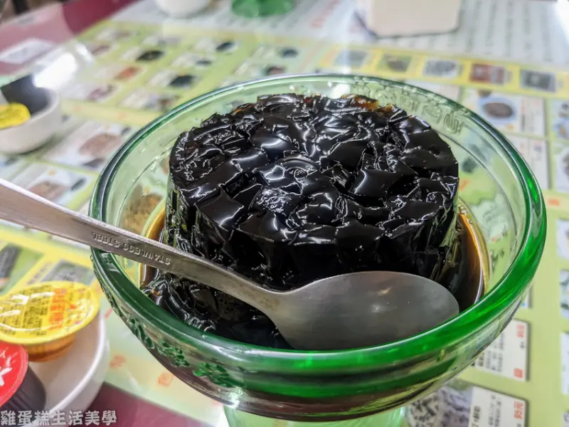 【新竹食記】關西仙草巷 - 口感Q彈膠質丁，仙草巷的美食探險