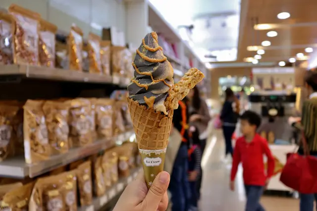 【桃園美食】中壢 張豐盛商行/花生之家-淋上濃濃花生醬的芝麻花生霜淇淋