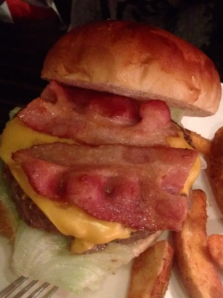 [中壢] REBEL 美式漢堡餐廳: 麻辣濃郁起司漢堡