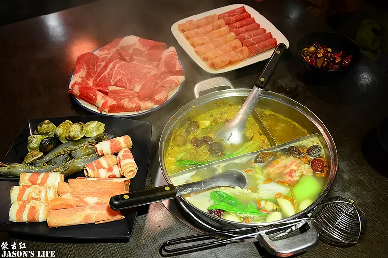 【台北│美食】近國父紀念館站，無油湯底的麻辣鍋，超大片如一張臉的安格斯牛背肩，任你吃到飽。蒙古紅蒙古火鍋