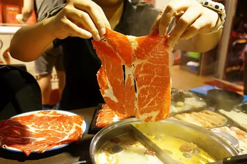 【台北．捷運美食推薦】蒙古紅蒙古火鍋-比瞼還大的安格斯牛吃到飽(國父紀念館/孜然/冰淇淋)-踢小米食記