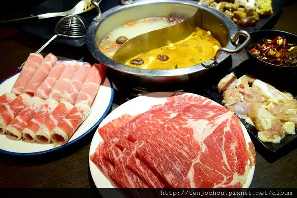 花花，甲飽沒【台北食記】蒙古紅 東區老字號蒙古火鍋吃到飽！肉片海鮮都有一定水準唷