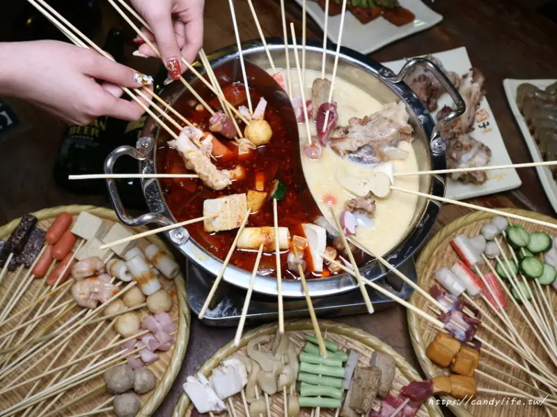 就醬子烤吧季節限定，麻辣串串新登場，30多種串串4元起，加碼吃多少免費送多少