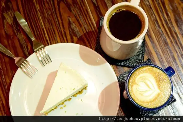 花花，甲飽沒【台北食記】樂樂咖啡 東區不限時咖啡店推薦！手作蛋糕相當好吃！