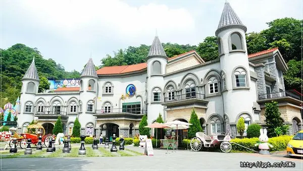 【大黑松小倆口元首館】走入童話世界裡，超大城堡，西洋棋，馬車，連小英變身成魔女宅急便