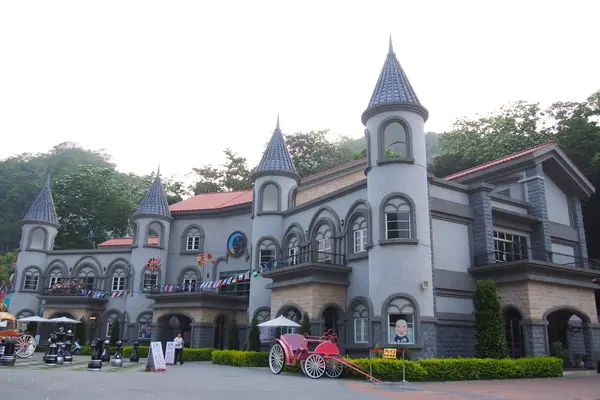 【南投】元首館。大黑松小倆口              