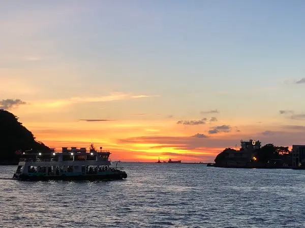 圓圓家出去玩-<高雄景點>搭乘鼓山渡船欣賞海上夕陽，高雄城市夜景美不勝收不輸國外港灣美景