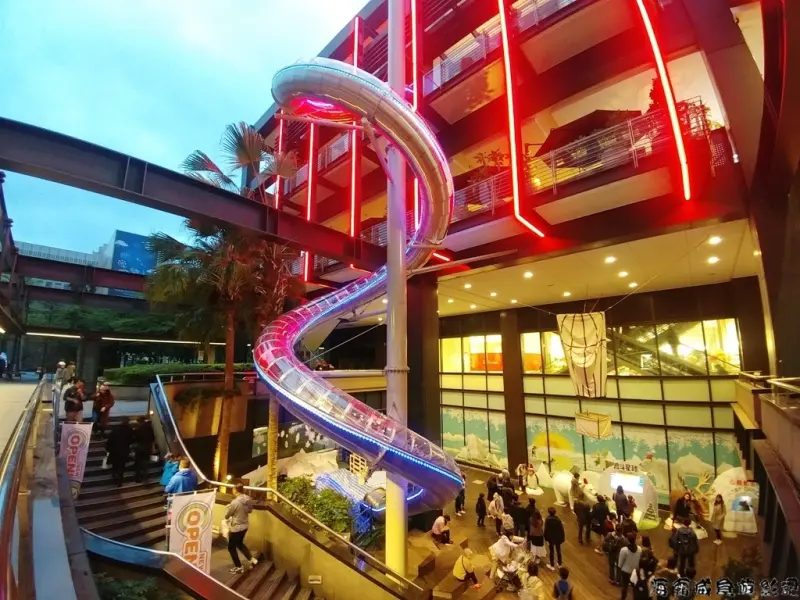 台北●信義區【亞洲戶外最高螺旋溜滑梯】16米高度等你來挑戰就在新光三越A8館