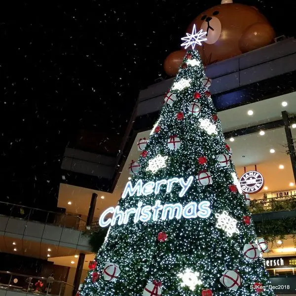 (台北捷運板南線市政府站周邊聖誕街景)「新光三越信義新天地香堤大道」 --- 台北東區下雪了! 新光三越信義新天地與LINE FRIENDS聯手打造17米超高聖誕樹!