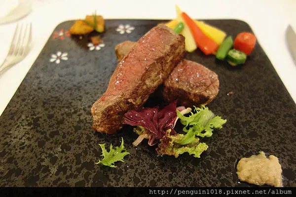 【台中】aqua水相餐廳(大遠百店)；純白色浪漫的法式餐廳。