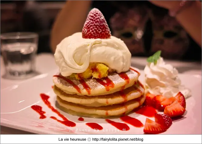 《板橋♥食記》柏林頓花園 Paddington Garden。超犯規的草莓乳酪煎餅,好夢幻呀!