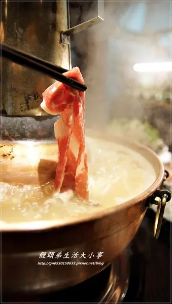 【食記/新北市】天冷要來吃吃酸菜白肉鍋補補身吧♪♪涮八方紫銅鍋♪♪                
      