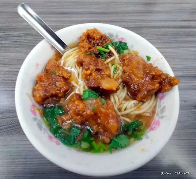 (北捷龍山寺站周邊美食)「艋舺夜市豐原清水排骨麵」--- 排骨酥軟嫩湯頭溫潤。