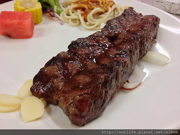台中．久違的軟嫩鮮甜碳烤霜降牛排(10盎司)@武之牛