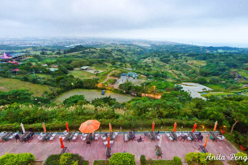 【玩樂．桃園】桃園景觀餐廳海灣星空咖啡館～可以看夕陽、夜景、飛機，還有可愛吸睛的迷你馬（騎馬／親子餐廳）