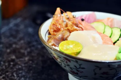 老闆相當的熱情，C/P值好高而且超讚的干貝什錦丼 -- 高町日本料理