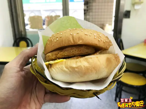 弘爺漢堡菜單價位大公開！價格實在CP值又高的西式連鎖早餐~推薦招牌總匯、起司雞排漢堡、里肌蛋湯種。