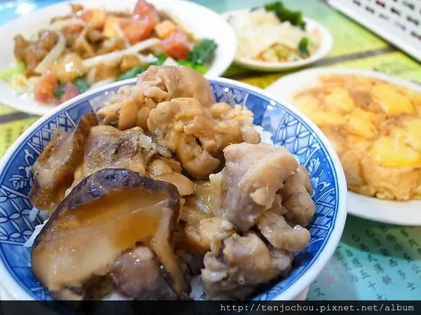 花花，甲飽沒【台北食記】鑫華茶餐廳 便宜好吃 近期最滿意的港式料理 金華街永康街