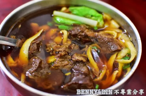 [高雄美食]苓雅區三多商圈小巷人氣牛肉麵，湯頭濃郁手工刀削麵Q彈 -- 劉易記牛肉刀削麵(高雄美食推薦、高雄三多商圈、高雄排隊美食、高雄牛肉麵專賣、苓雅區美食)
