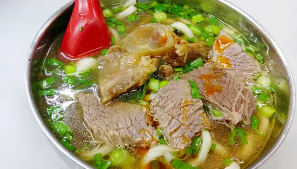 [台北市-捷運台北車站]劉山東牛肉麵-2018台北米其林必比登推介，清燉/紅燒/泡餅/排骨 還有神秘隱藏版，這篇給你全攻略!!!