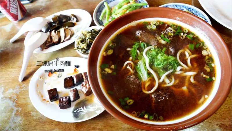 【三塊厝牛肉麵】南投竹山美食～在地人的銅板小吃，一吃就會回味無窮的好味道，必點牛三寶，牛三寶湯，牛肉餃，小菜多種選擇