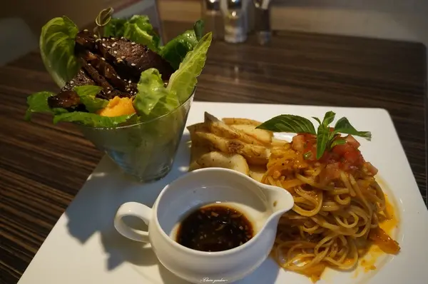 台北 捷運忠孝敦化站 日光寒舍~CP值超高牛肩排沙拉+番茄細扁麵下午茶