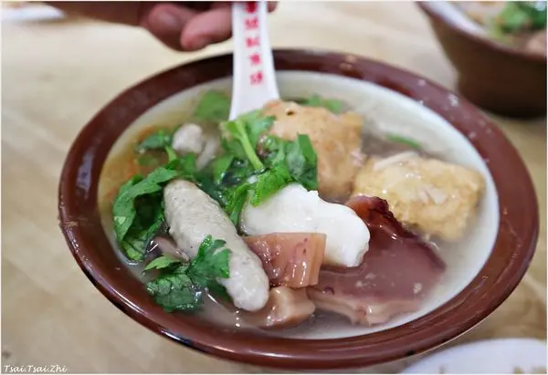 [台北萬華]兩喜號|創立已有百年歷史的魷魚羹店:榮獲『台灣百年老店』和『在地深耕』獎項|米粉炒、綜合羹湯、炸牛蒡天婦羅和蝦捲(捷運龍山寺站)