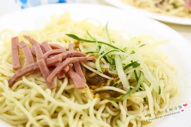 【台北士林_士林觀光夜市】家鄉涼麵 ♥ 清爽開胃泰式酸辣涼麵，酥脆現炸臭豆腐，士林夜市裡的排隊美食♥