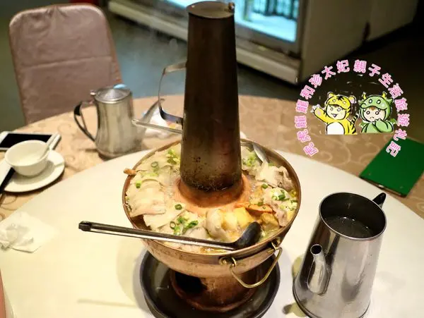 煙囪管下的道地東北酸白菜火鍋||台北火鍋餐廳、工商團體聚會、家庭聚餐推廌!