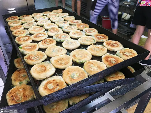 【基隆中正】周家豆漿店(周家蔥油餅) | 米其林漏勾美食 先煎後烤酥脆爆棚 真心羨慕基隆人 