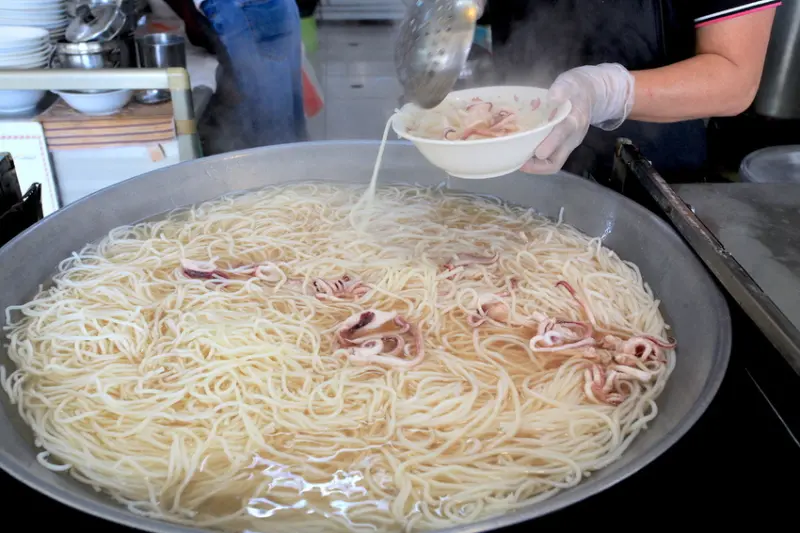 吃。台南|中西區。謝龍介推薦的美食，旅客必訪排隊美食「邱家小卷米粉」。
