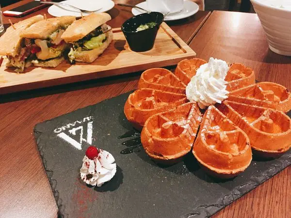 捷運忠孝新生站✿4Mano Caffé(忠孝店)✿華山藝文特區周遭~厲害的麻糬鬆餅 ! 但好像很少準時營業?