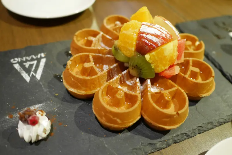 4MANO CAFFÉ 忠孝店 冠軍咖啡店ღ 讓人有幸福感的麻糬鬆餅！文內附菜單、有Wifi（台北市／捷運忠孝新生站）