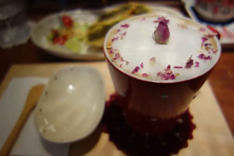 『松山』♥小散漫cest si bon 作雜貨咖啡♥ 浪漫指數破表的玫瑰拿鐵