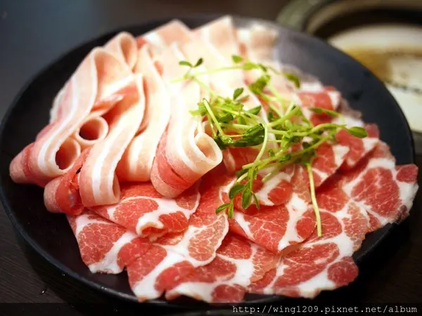 冬天吃暖鍋。【青禾幸福鍋物涮涮屋(永安店)】酸白菜鍋體驗                      