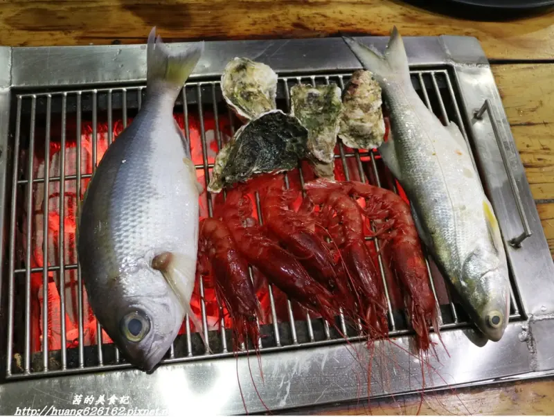 【宜蘭壯圍鄉】 食尚玩家與愛玩客強力推薦現撈海鮮吃到飽『海世界複合式碳烤店』宜蘭壯圍美食/喜歡吃烤魚 牡蠣的朋友絕對不能錯過的店