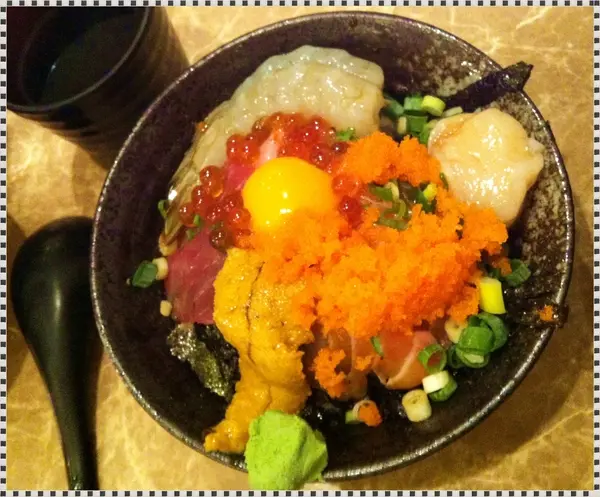 【食記】一年從頭到尾都要排隊的超強海鮮蓋飯‧金泰食品有限公司