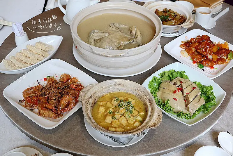 【羽諾分享】『晶宴會館（民生館）』以金華火腿 豬腳精燉16小時的六人超香濃砂鍋雞湯餐♥聚餐/宴會/節慶/包場桌菜餐廳推薦