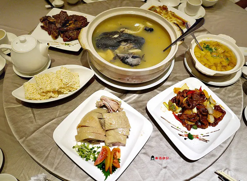 [愛評體驗團]台北行天宮站 晶宴會館(民生館) 中山區合菜 推薦菜色砂鍋雞湯～ NT3600/6人合菜 中式合菜/中式料理/中式餐廳 家人聚餐/婚宴會館/婚禮宴客/尾牙/春酒/婚禮