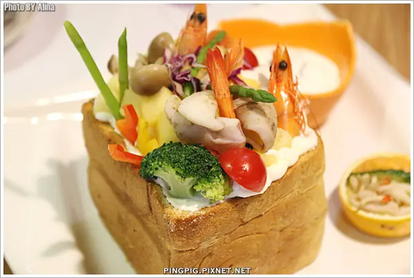 [ 食記 ] 士林捷運站 有幸福Cafe - 海鮮口味蜜糖吐司 配上比利時壺好吸睛