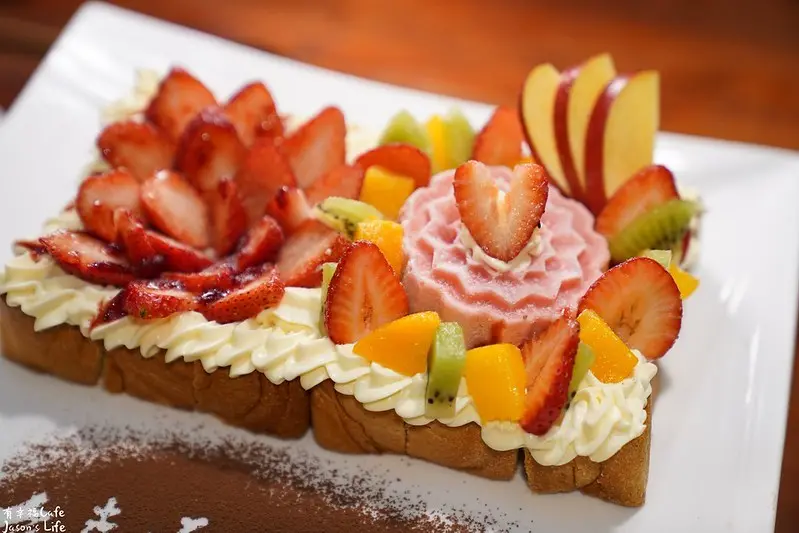 【台北士林｜美食】有幸福Cafe。士林捷運站美食，朋友情侶聚餐推薦，草莓蜜糖吐司、比利時壺咖啡超推薦