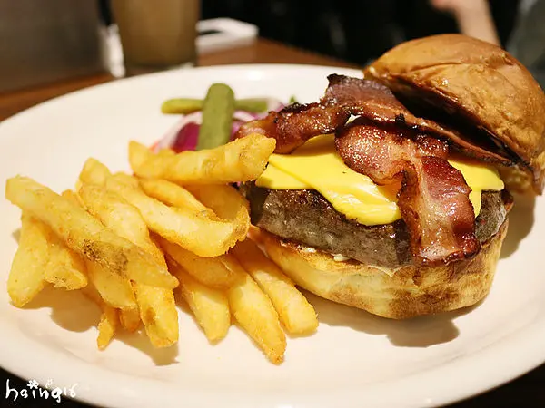 【食記】台北*東區。C25度咖啡館*牛肉漢堡 巧達起士炸雞皮塔 藝人愛店 工業風早餐咖啡店 東區咖啡店 早午餐 brunch 鬆餅 三明治 下午茶 甜點 美式漢堡