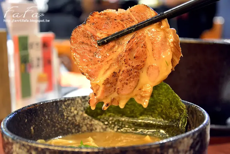 
[食記] 鷹流拉麵 。 每日手工自製彈牙Q勁粗麵條
