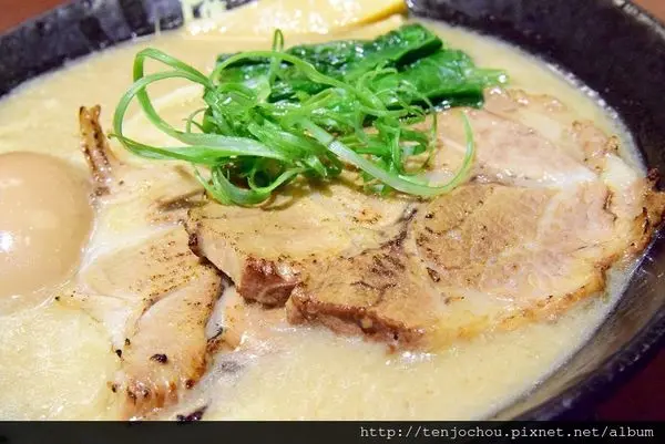 花花，甲飽沒【台北食記】鷹流拉麵 來自東京高田馬場正宗原味 全台最濃湯頭拉麵沾麵 東區必吃美食