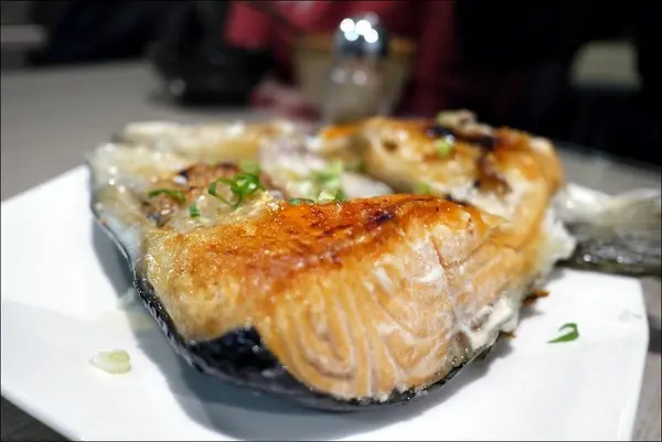 丼飯表現可圈可點～烤鮭魚頭好吃耶【海人刺身丼飯專賣店】免服務費喔！