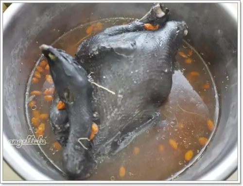 買到就是賺到的東陽食品行之人參八寶烏骨雞~