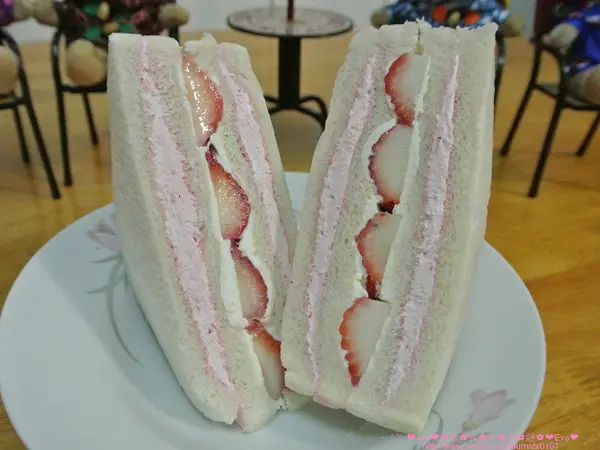 【食記－團購】 oO。。彰化　美食村蛋糕　草莓三明治　從來沒吃過有這麼草莓的草莓三明治！。o○。