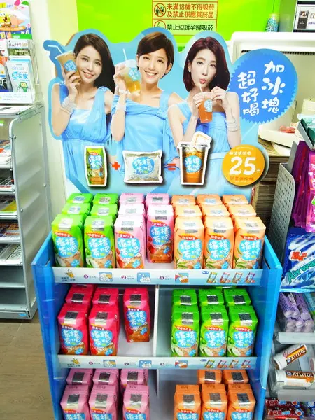 <食記> 冰涼ㄧ夏！！！全家搖搖茶吧～水蜜桃紅茶