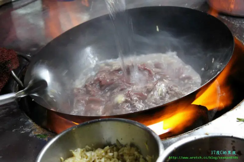  【台北。士林】士林夜市非吃不可系列～隱藏版美食，只賣羊肉就20年的歲月，觀光客想吃得做點功課。～生炒羊肉