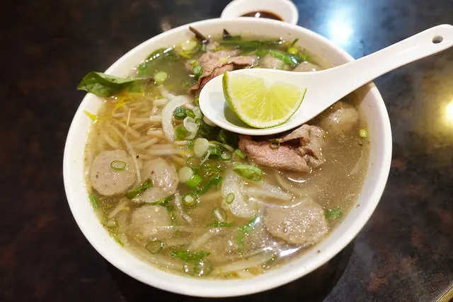 (胖樺食記)永康街必吃排隊美食「誠記越南麵食館」/捷運東門站推薦餐廳/蝦餅/牛肉丸松阪豬海鮮河粉米線/不收助費/信義區